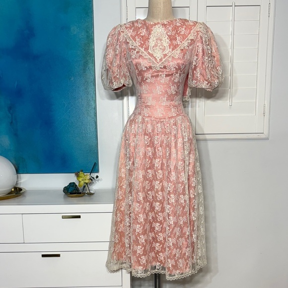 Gunne Sax Dresses & Skirts - VINTAGE Gunne Sax Pink and White Lace Midi Dress
